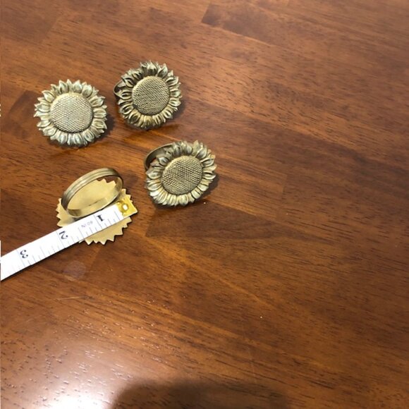 Sunflower Metal Napkin Ring Holders Set of 4 Pre-Owned. - Picture 7 of 13